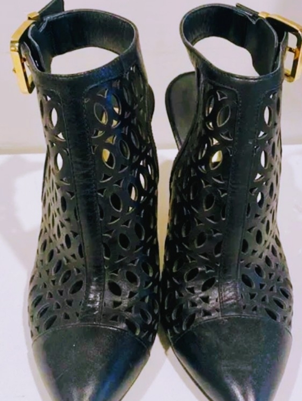 Guess Black Cutout Design Stiletto Heels W/ Gold Heel Sz 9 M
